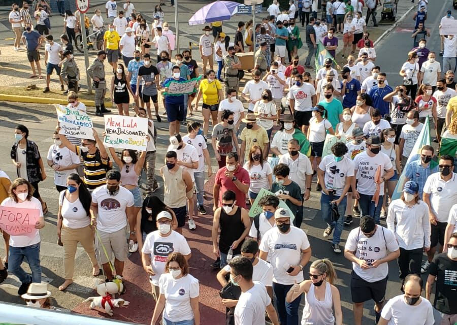 Uma manifestação em Goiânia pede o impeachment de Jair Bolsonaro. O ato, que aconteceu neste domingo (12), também é contra o PT e o Lula. (Foto: divulgação/MBL Goiás)