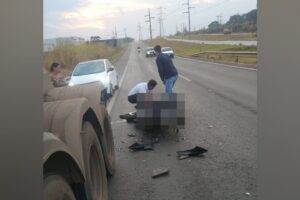 Um motociclista morreu neste sábado após colidir com uma carreta e ser atropelado pelo veículo de grande porte, no Anel Viário, em Aparecida. (Foto: reprodução)