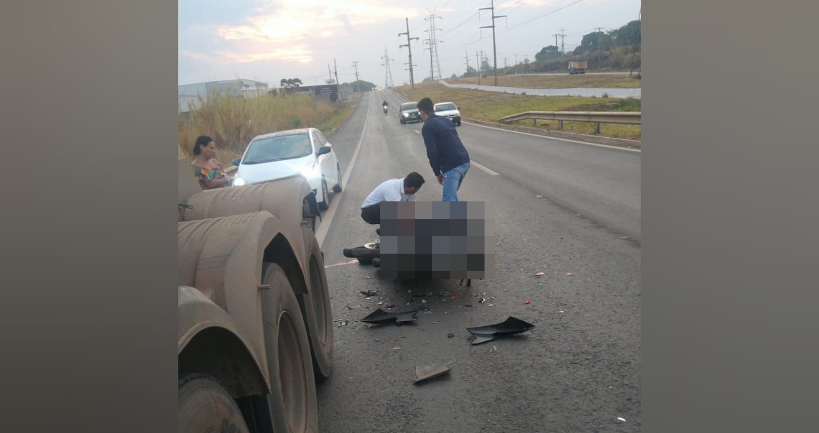 Um motociclista morreu neste sábado após colidir com uma carreta e ser atropelado pelo veículo de grande porte, no Anel Viário, em Aparecida. (Foto: reprodução)