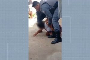 Policiais agridem mulher ajoelhada com socos e tapas no Espírito Santo (Foto: Divulgação)