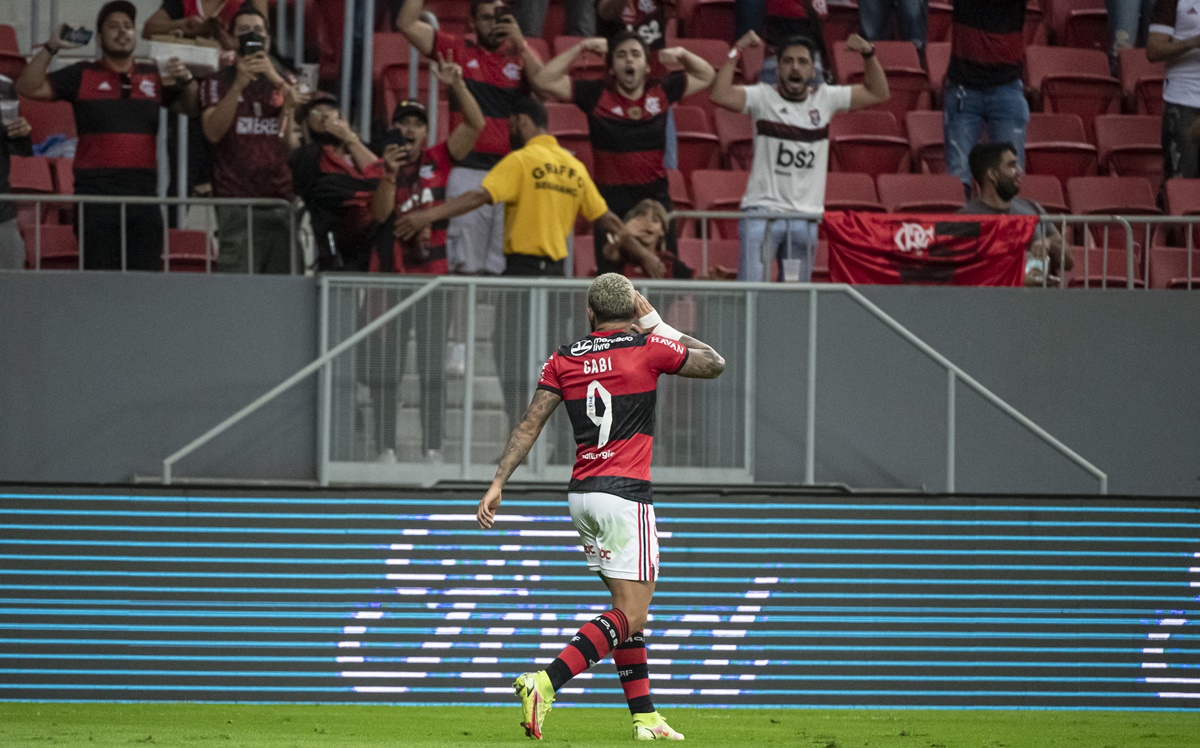Gabi comemora gol do Flamengo com a torcida