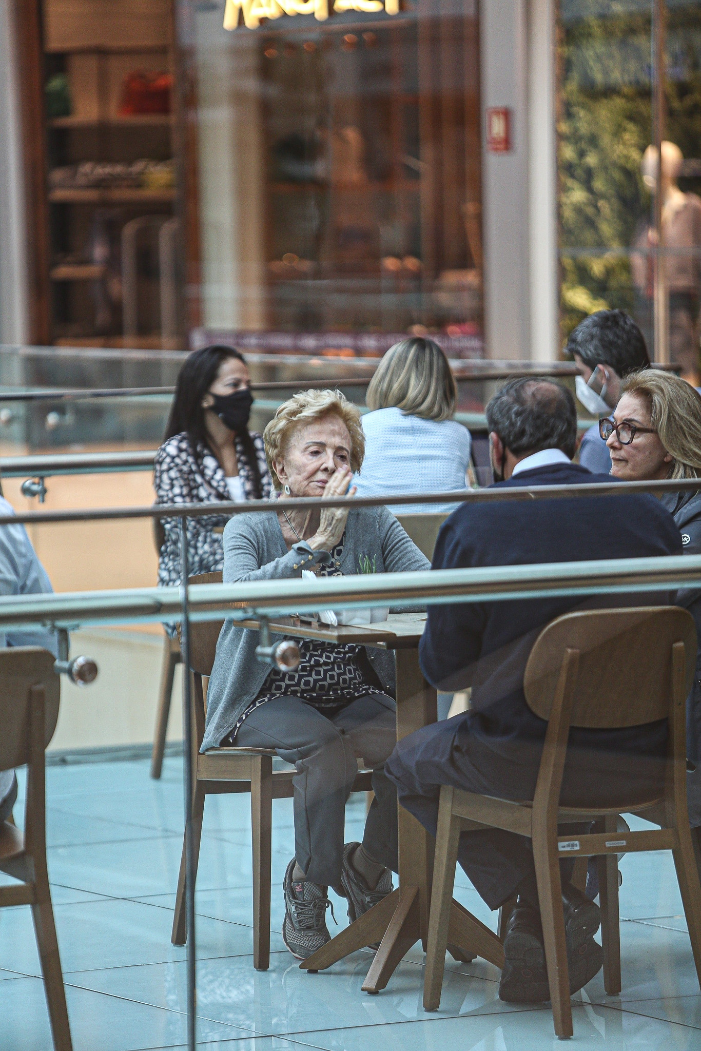 Atriz posou para fotos com fãs e fez o gesto de coração. Glória Menezes faz primeira aparição após morte de Tarcísio Meira