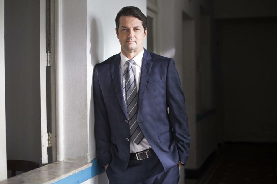 Marcelo Serrado como Malagueta, personagem em Pega Pega, que está em reprise na Globo