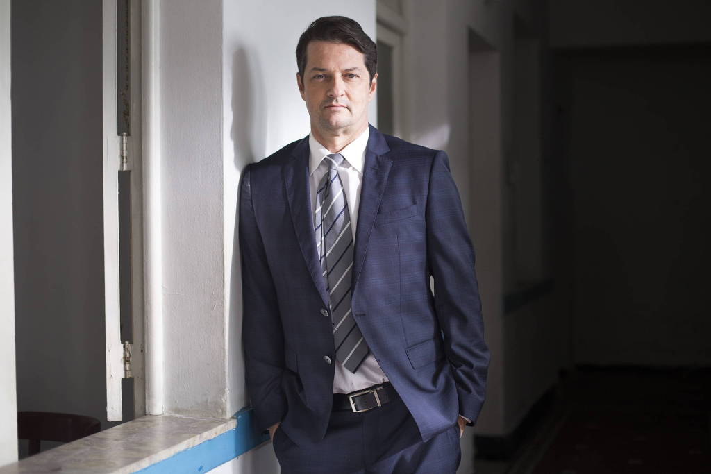 Marcelo Serrado como Malagueta, personagem em Pega Pega, que está em reprise na Globo