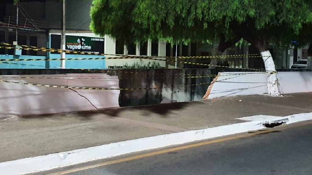 Motorista perde o controle e carro cai no córrego Pirapitinga, em Catalão (Foto: ZapCatalão)