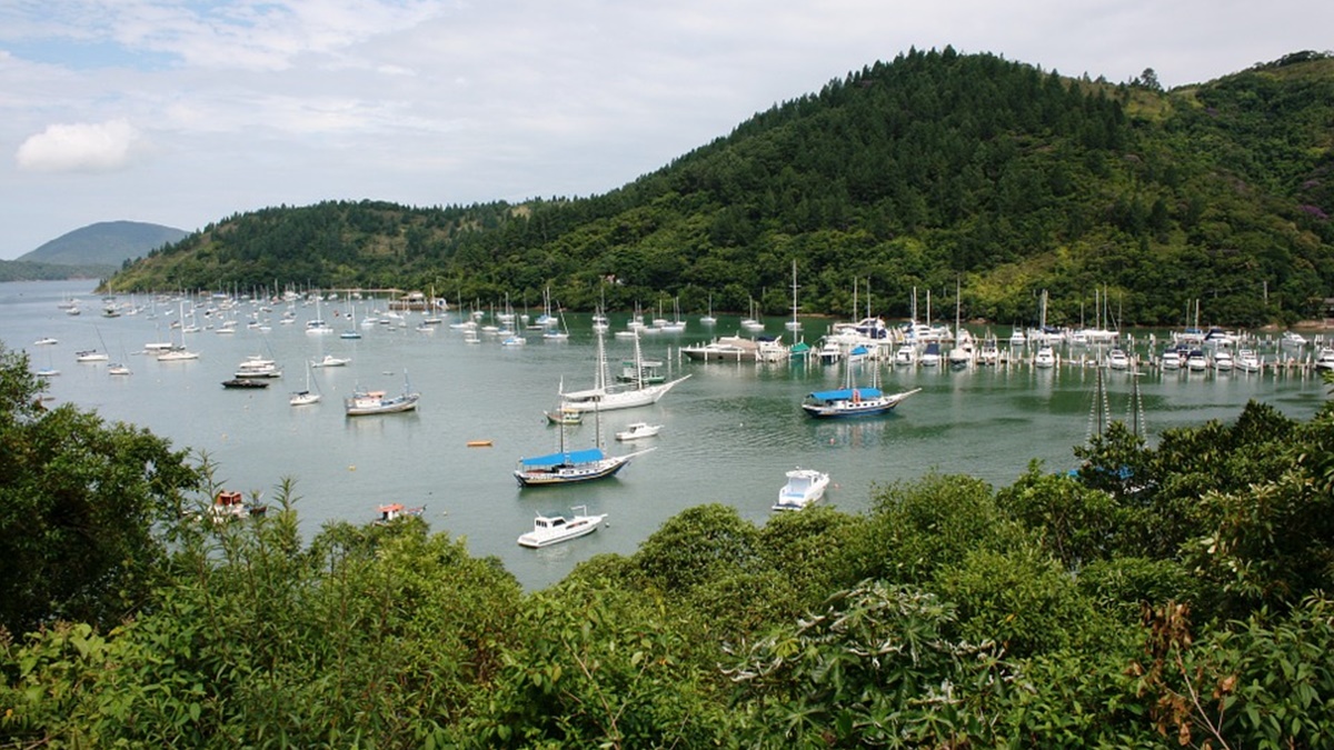 Ressaca pode ocasionar ondas de até 3,5 metros nesta terça (21) no litoral paulista