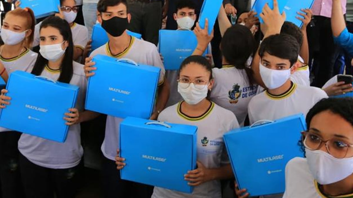 Governo de Goiás entrega 390 Chromebooks a estudantes de Ceres