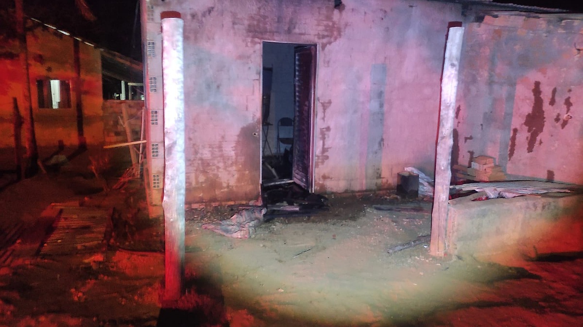 Policiais salvam homem em casa durante incêndio criminoso em Adelinópolis