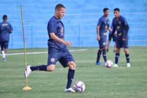 Robert durante treino na Aparecidense