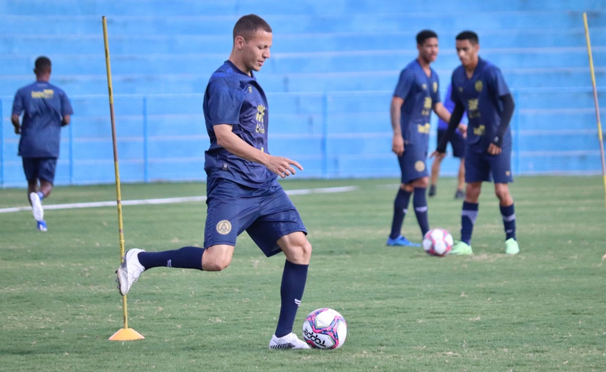Robert durante treino na Aparecidense