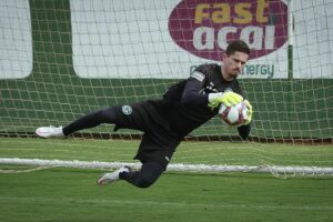 Tadeu durante treino no Goiás