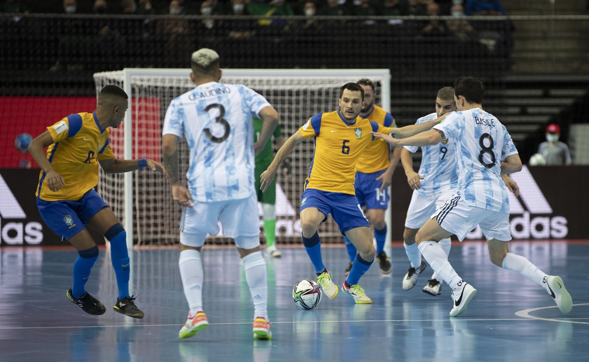 Jogo entre Brasil e Argentina pela Copa do Mundo de Futssal
