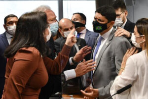 Ministro da CGU chama senadora de ‘descontrolada’ e tumultua CPI