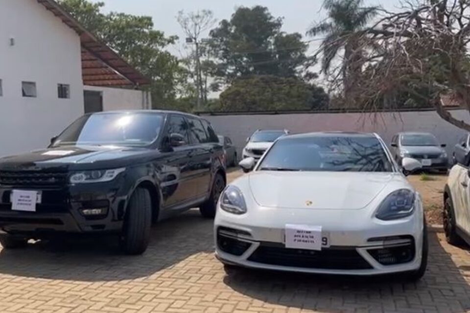 A Polícia Civil de Goiás prendeu três suspeitos de arrombarem lojas em Goiás e em Minas Gerais. Os investigados foram capturados em Goiânia, na segunda-feira (13). Porém, o caso foi divulgado pela polícia nesta quinta-feira (16). Em Anápolis, o prejuízo causado pelo grupo foi de R$ 22 mil. - Três suspeitos de roubarem lojas em Goiás e em Minas são presos em Goiânia