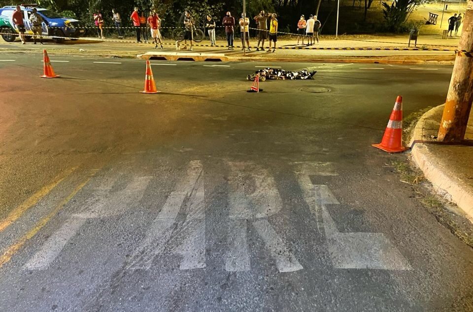 Mulher prestou os primeiros socorros à vítima e tentou reanimá-la, afirma polícia. Patinador morre em acidente no Parque Flamboyant