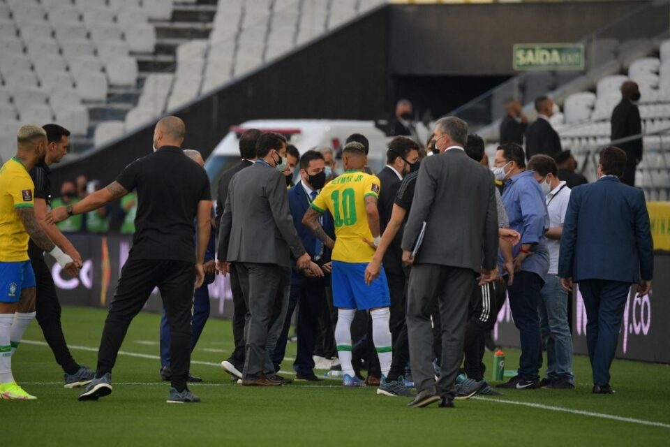 Anvisa interrompe jogo da Seleção
