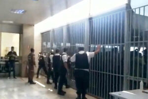 Manifestantes pró-Bolsonaro tentam invadir MS