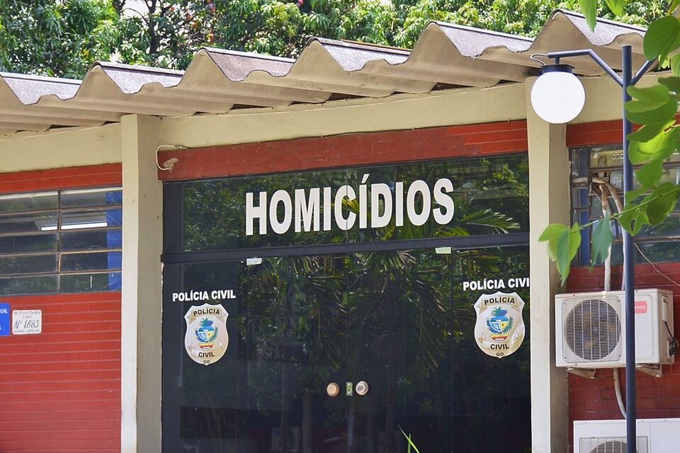 Os policiais da Delegacia Estadual de Investigação de Homicídios (DIH) prenderam, nesta quarta-feira (8), o segundo casal suspeito de matar um homem e jogar seu corpo na rua C-177, no setor Jardim América, em Goiânia. O caso aconteceu no dia 20 de agosto, quando o primeiro casal investigado foi capturado. - Segundo casal suspeito de matar homem e jogar corpo na rua é preso em Goiânia