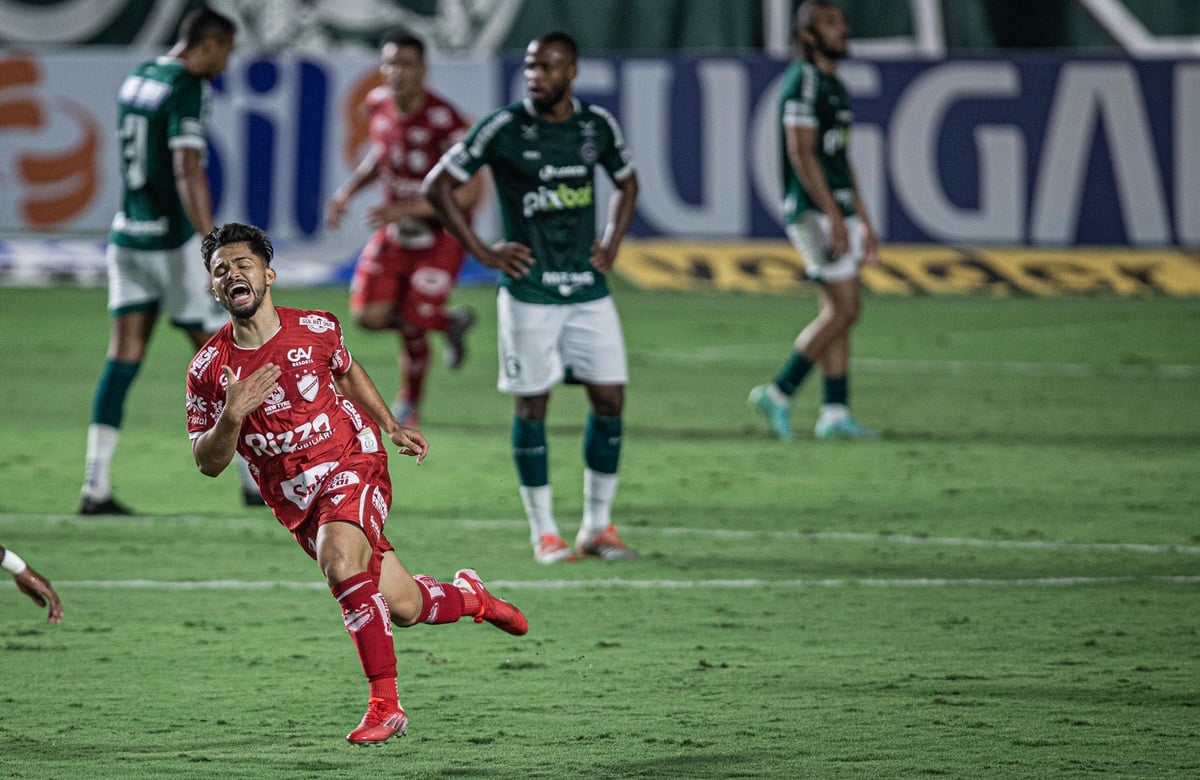 Alesson comemora gol do Vila Nova sobre o Goiás