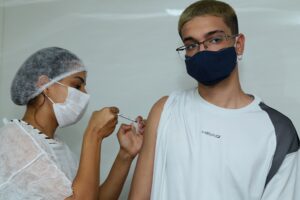 Ministério da Saúde pode voltar a orientar vacinação de adolescente