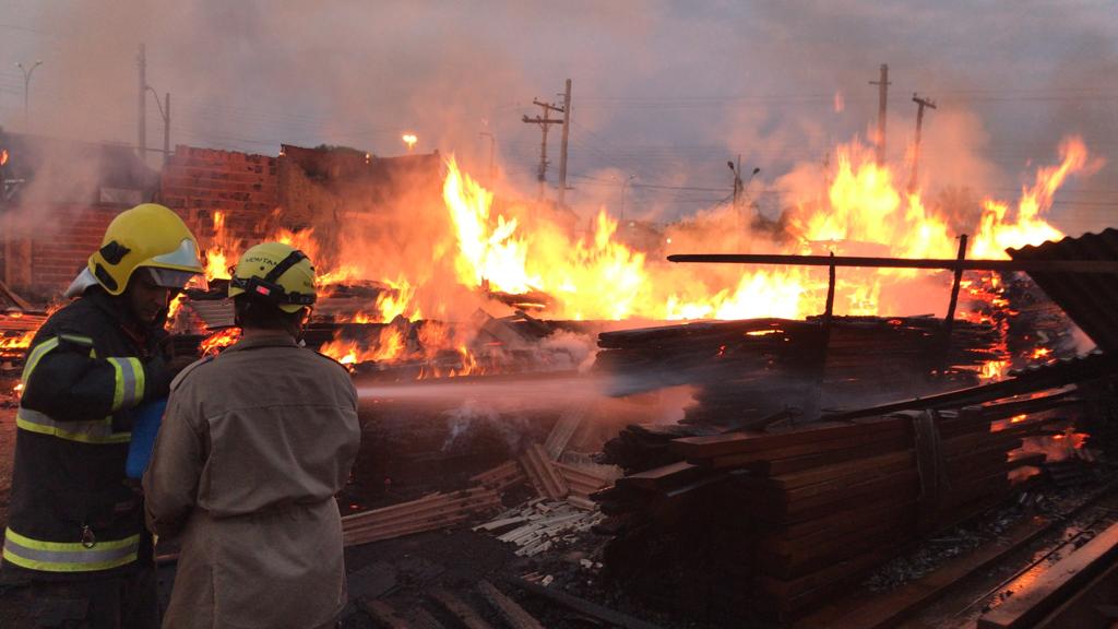 Incêndio em madeireira de Goianésia pode ter origem criminosa (Foto: Divulgação - CBMGO)