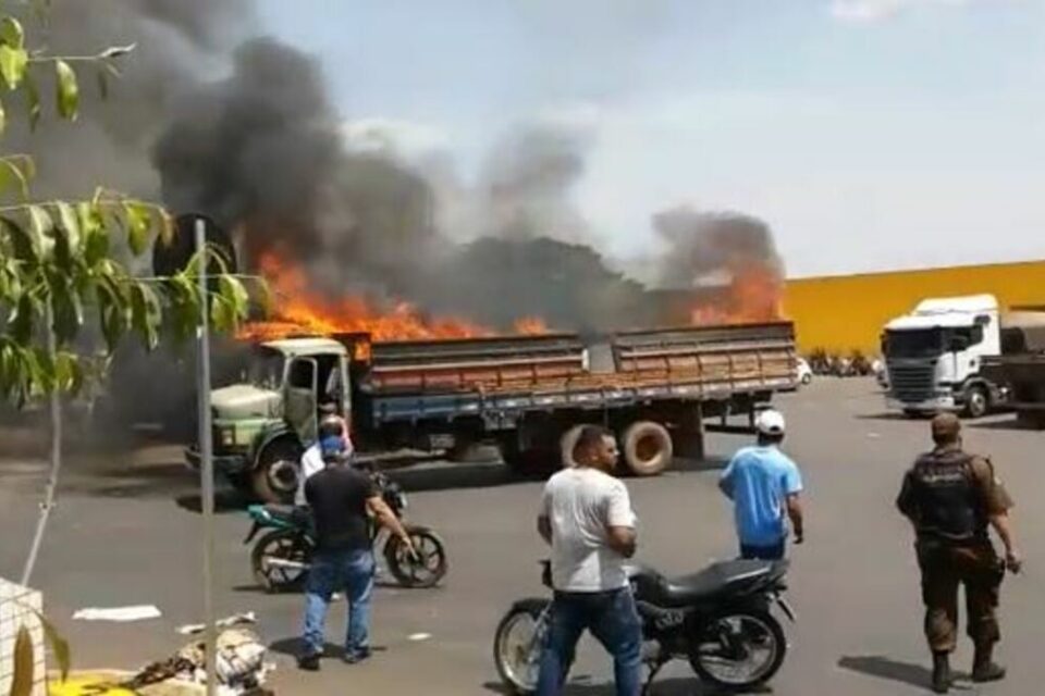 Veículo pegou fogo dentro do Ceasa