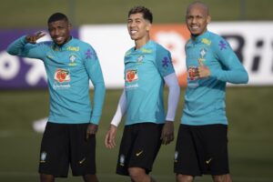 Emerson, Firmino e Fabinho durante treinamento pela seleção brasileira
