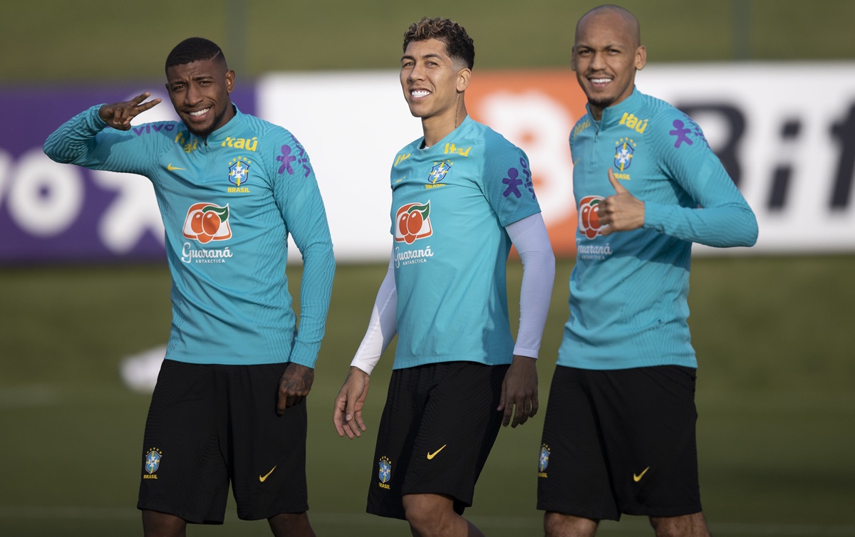Emerson, Firmino e Fabinho durante treinamento pela seleção brasileira