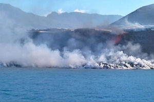 Lava do vulcão Cumbre Vieja toca o mar nas Canárias: veja vídeo