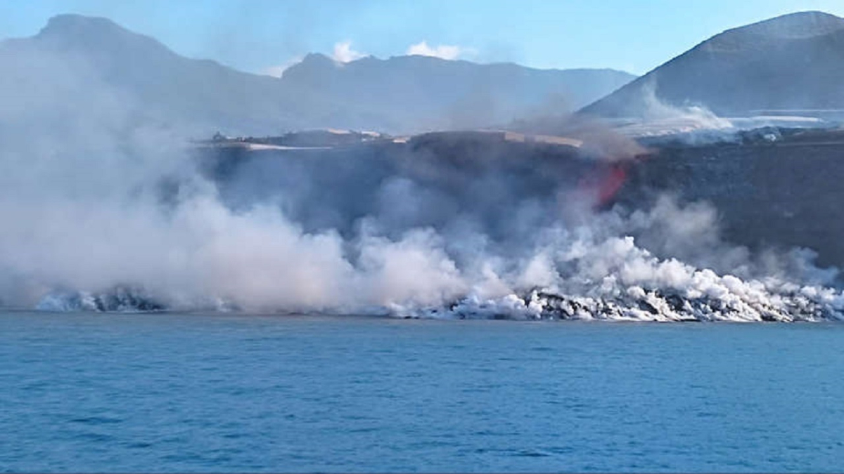 Lava do vulcão Cumbre Vieja toca o mar nas Canárias: veja vídeo