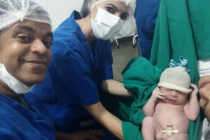 Casal de deficientes auditivos tem interprete no parto do filho em Caldas Novas