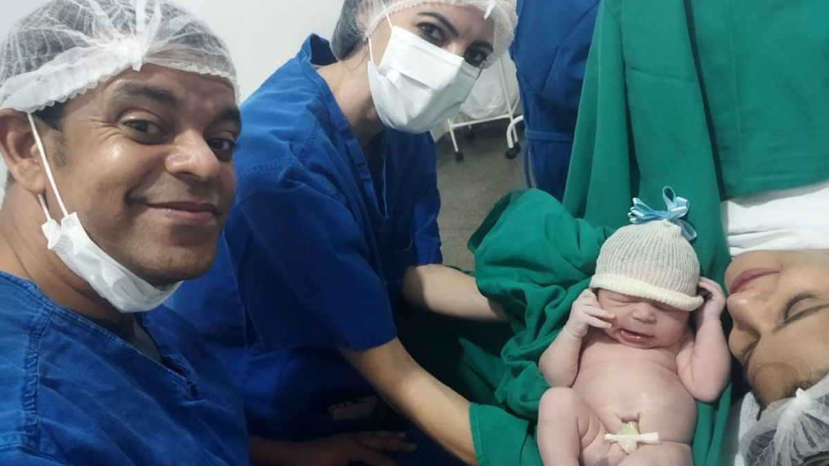 Casal de deficientes auditivos tem interprete no parto do filho em Caldas Novas