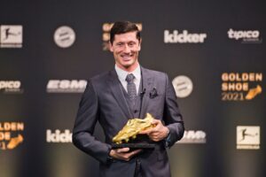 Lewandowski recebe o premio de maior artilheiro da Europa
