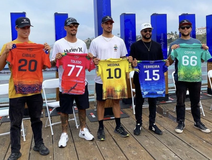 Felipinho, Medina e Italo Ferreira mostram suas camisas para decisão do WSL