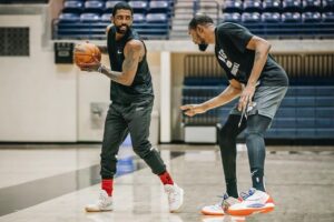 Kyrie Irving e Kevin Durant em treinamento do Nets