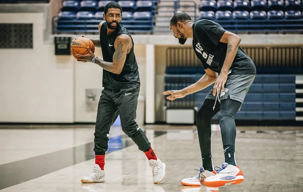 Kyrie Irving e Kevin Durant em treinamento do Nets
