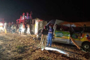 Acidente entre caminhão, ônibus e van deixa 12 mortos e 17 feridos na Bahia