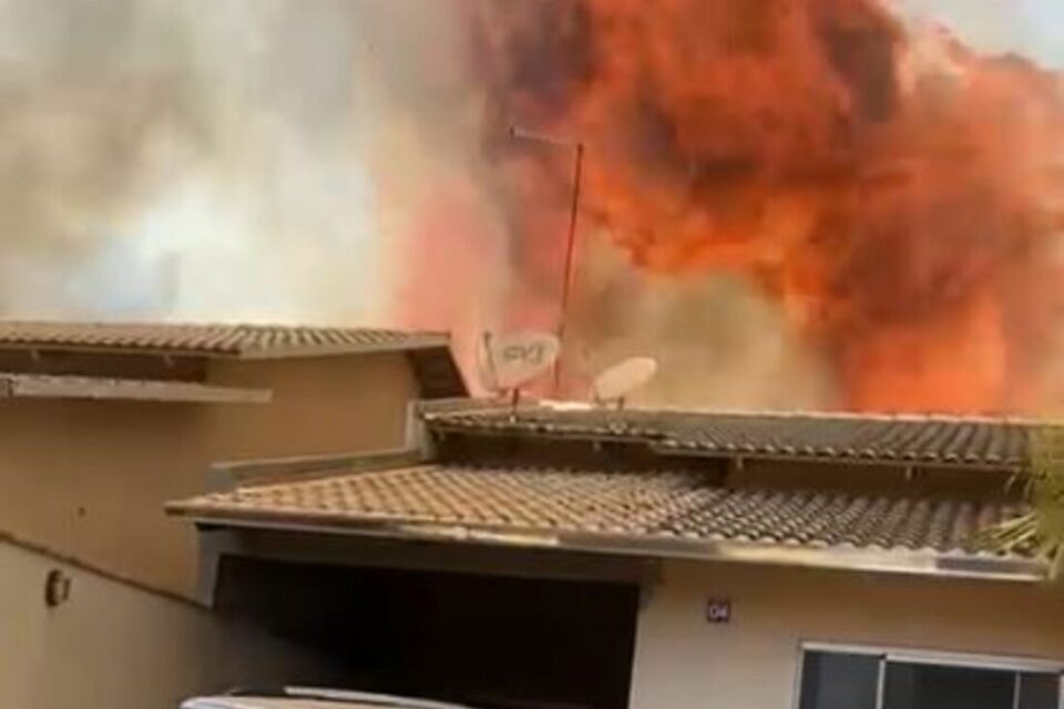 Bombeiros impedem incêndio de chegar em condomínio de Aparecida