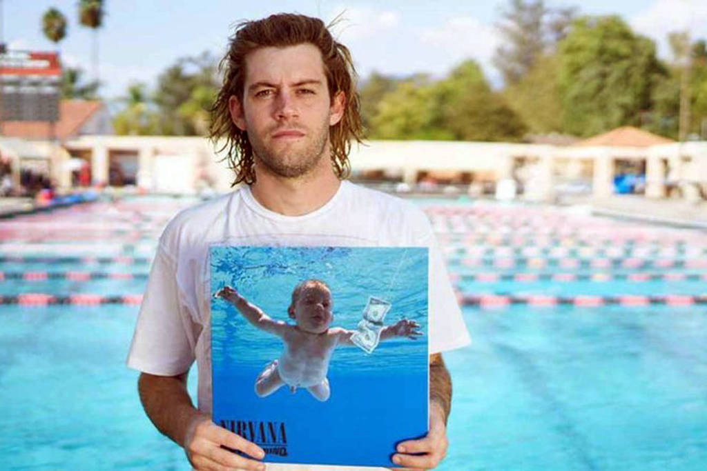 Spencer Elden diz que teria sido explorado sexualmente por foto em disco. Bebê do Nirvana apresenta ação judicial por pornografia infantil Nevermind Spencer Elden já entrou com processo por exploração sexual. Bebê do disco do Nirvana exige retirada de foto de futuros lançamentos