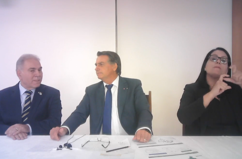 Bolsonaro, ao lado de Queiroga, ironiza e chama ministro de 'o novo demitido'