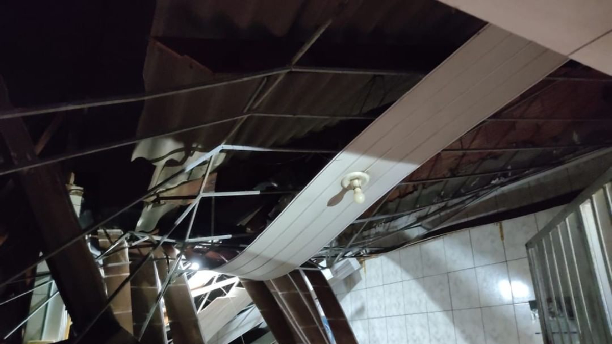 Teto de pizzaria desaba e deixa dois funcionários feridos em Rio Verde (Foto: Divulgação - Bombeiros)