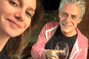 Chico Buarque e Caroline Proner casamento Namoro dos dois começou durante a candidatura de Lula em 2018. Chico Buarque e Caroline Proner se casam em Petrópolis: veja fotos
