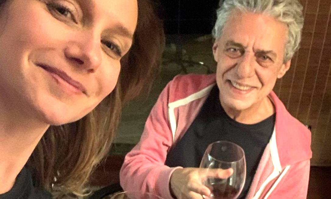 Chico Buarque e Caroline Proner casamento Namoro dos dois começou durante a candidatura de Lula em 2018. Chico Buarque e Caroline Proner se casam em Petrópolis: veja fotos