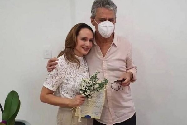 Chico Buarque e Caroline Proner casamento Namoro dos dois começou durante a candidatura de Lula em 2018. Chico Buarque e Caroline Proner se casam em Petrópolis: veja fotos