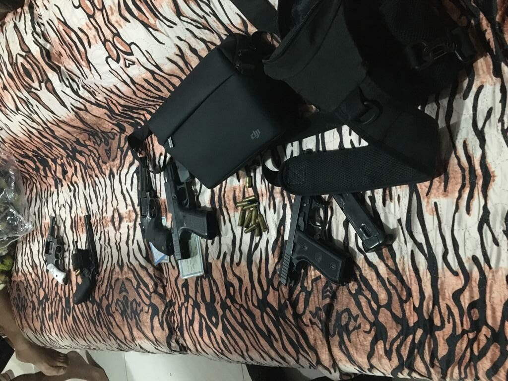 Polícia apreende armas ilegais e drogas na casa de guardas civis suspeitos de execução (Foto: Polícia Civil)