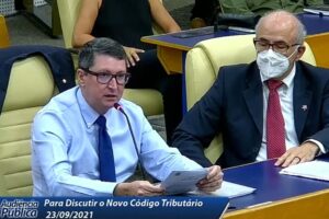 Promotor Fernando Krebs e Mauro Rubem em audiência pública na Câmara Municipal