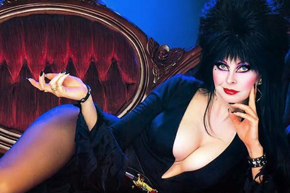 Ambas estão juntas há 19 anos, mas preferiram manter segredo. Cassandra Peterson, a Elvira de 'Rainha das Trevas', confirma namoro com mulher