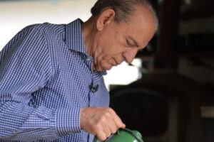 Iris se alimenta sozinho, mas usa sonda para complementar dieta, diz filha