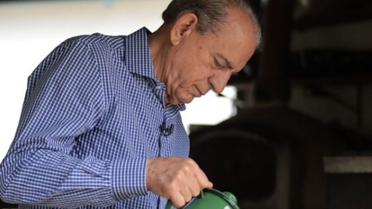 Iris se alimenta sozinho, mas usa sonda para complementar dieta, diz filha