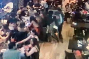 Vídeo mostra momento exato quando mulher furta bolsa enquanto homem conversa no celular (Foto: Imagens de câmeras de segurança)